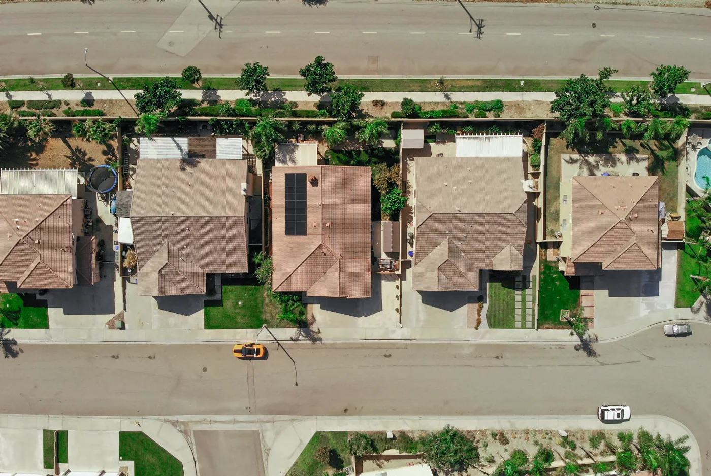 Drone view of a neighborhood with Sun Dynamics solar installs